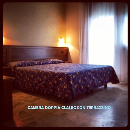 Hotel Miramare Chioggia Sottomarina Con Piscina Extérieur photo
